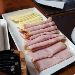 Desayuno: jamón y queso