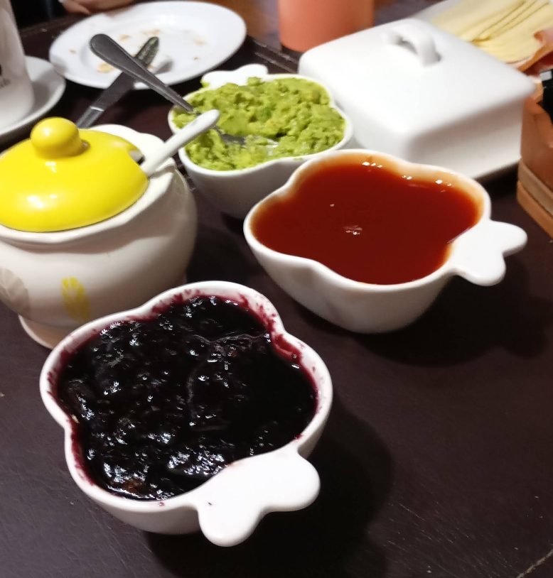 Desayuno: mermeladas y palta